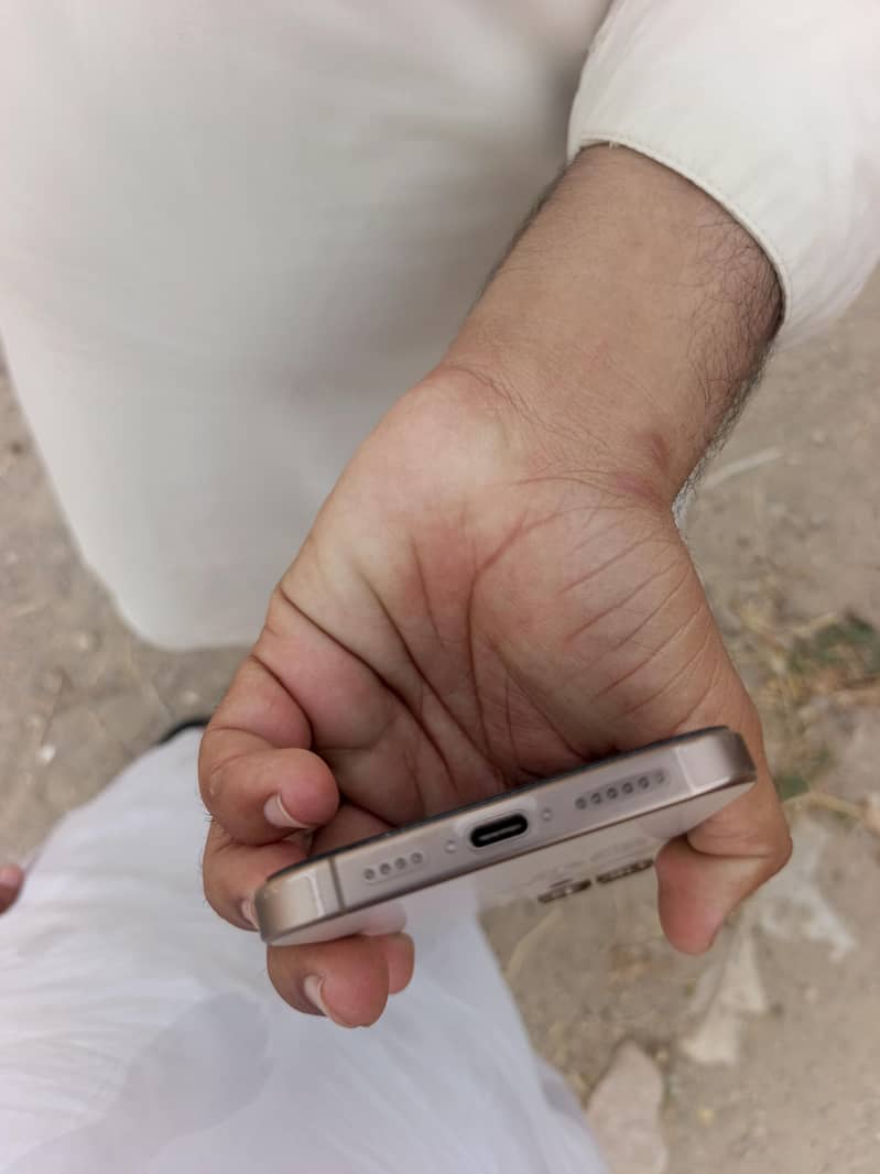 Apple iPhone 16 Pro Max 4