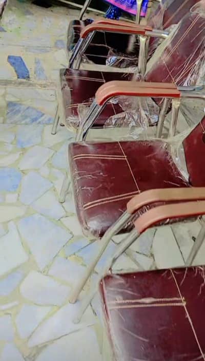 furniture or shoes office ka sara saman he kuch he months use howa ha