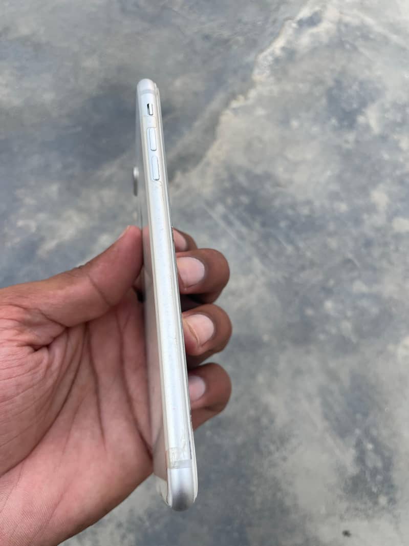 1Apple iPhone 8 Plus 2