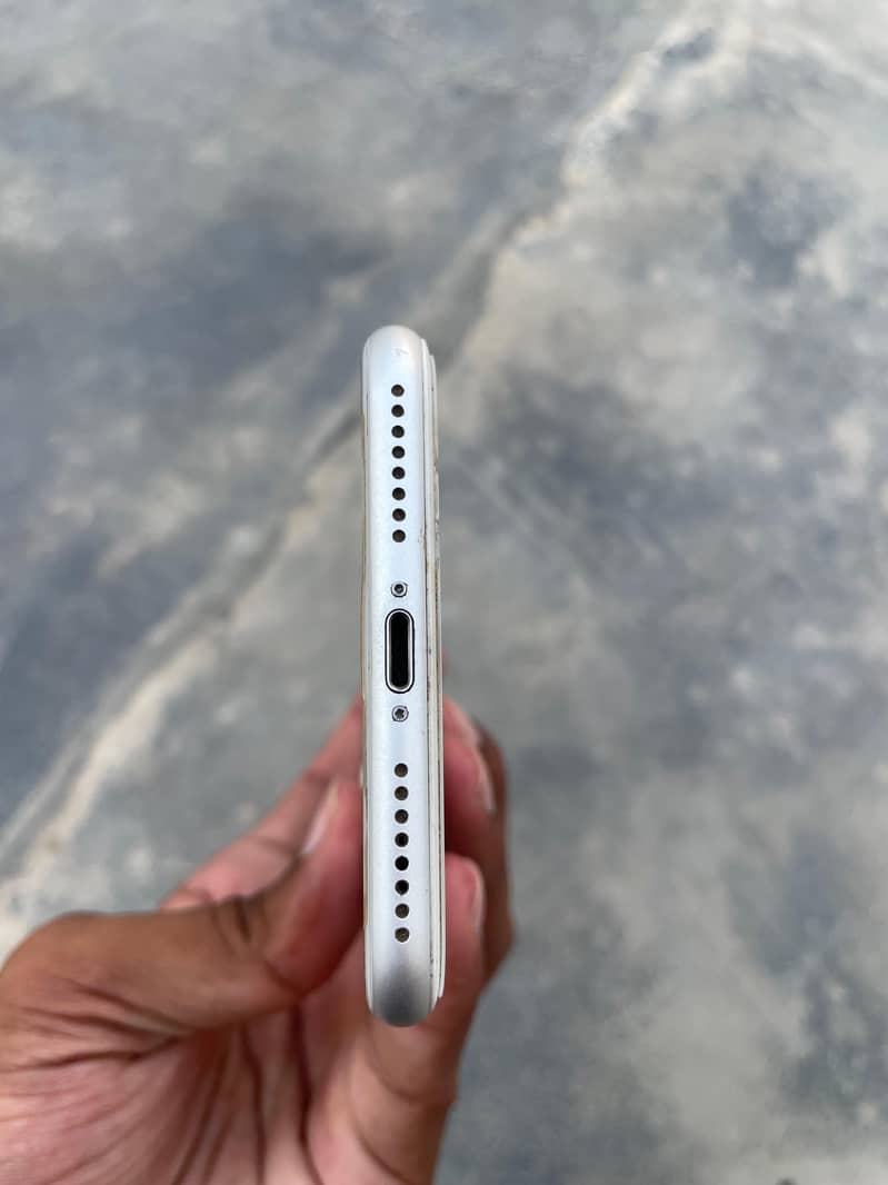 1Apple iPhone 8 Plus 3