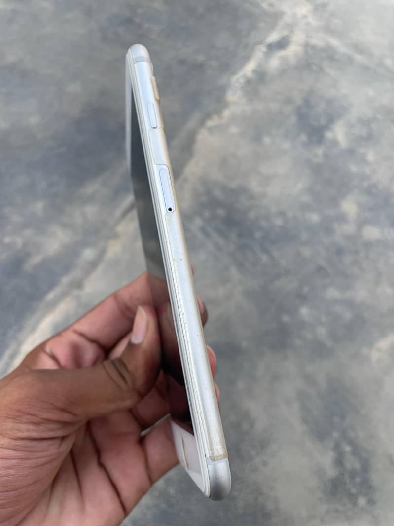 1Apple iPhone 8 Plus 4