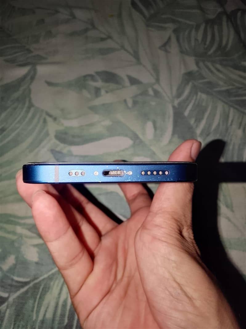 Apple iPhone 12 4