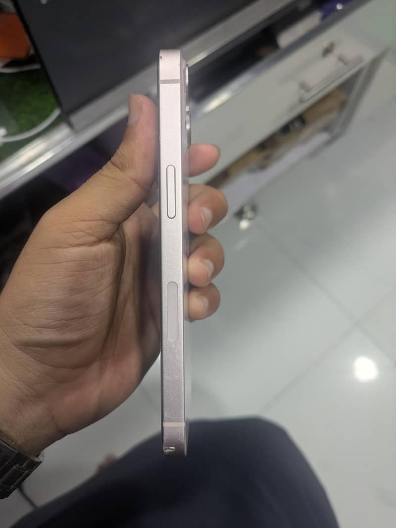 Apple iPhone 13 4