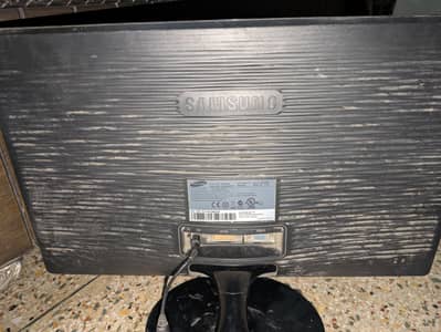 SAMSUNG ORIGINAL KOREAN MONITOR AVAILABLE WITH ADAPTER URGENT FOR SALE