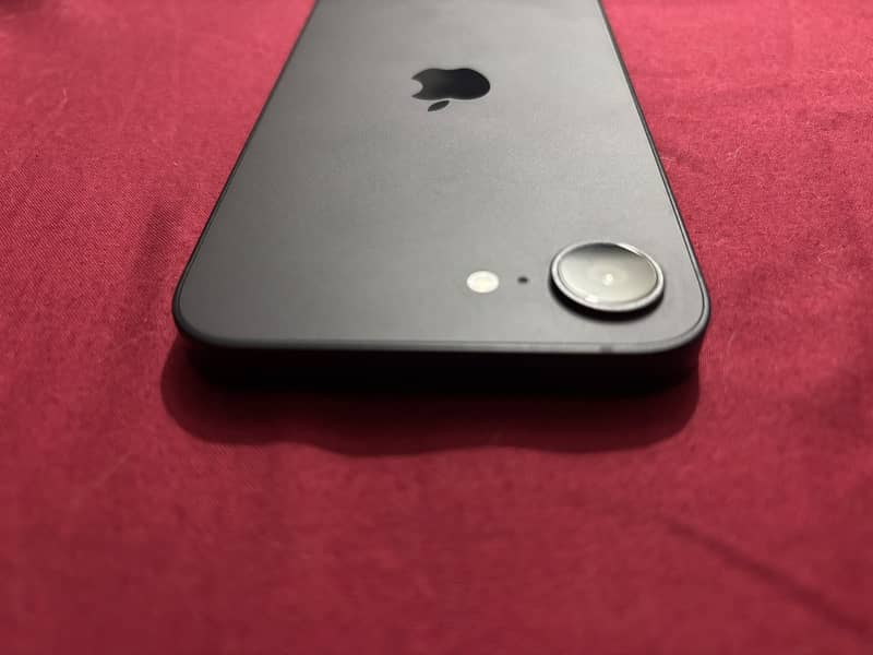 Apple iPhone 16e 4