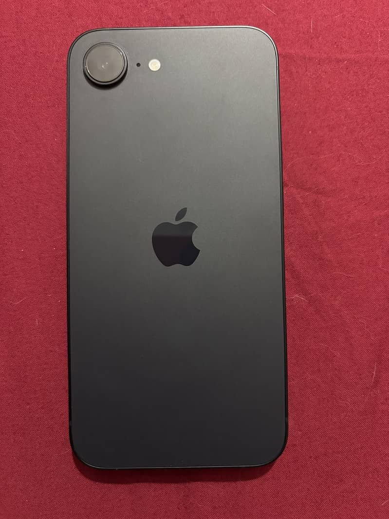 Apple iPhone 16e 5