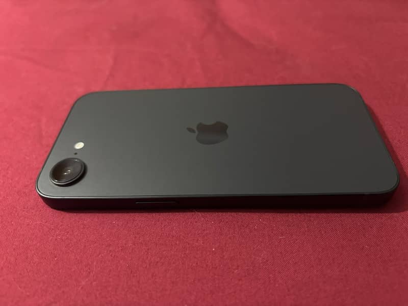 Apple iPhone 16e 6
