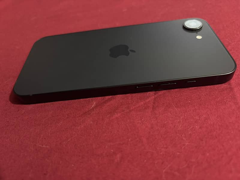 Apple iPhone 16e 7