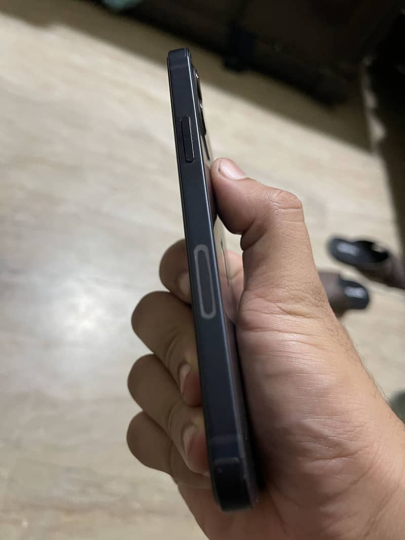 Apple iPhone 12 4