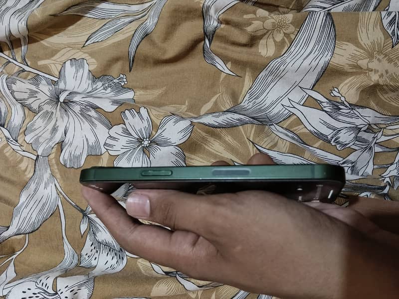 Apple iPhone 13 jv 1