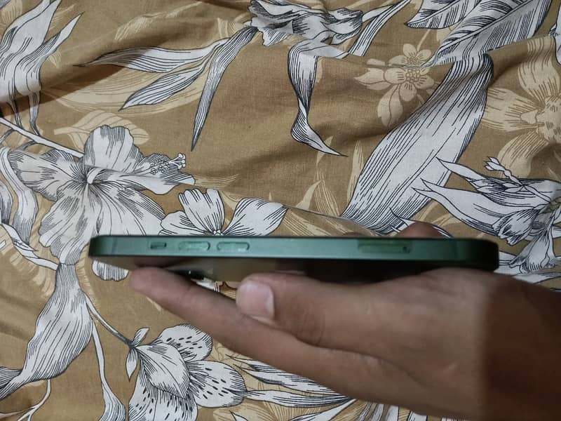 Apple iPhone 13 jv 4