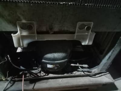 red colour gilas door, and cooling system good