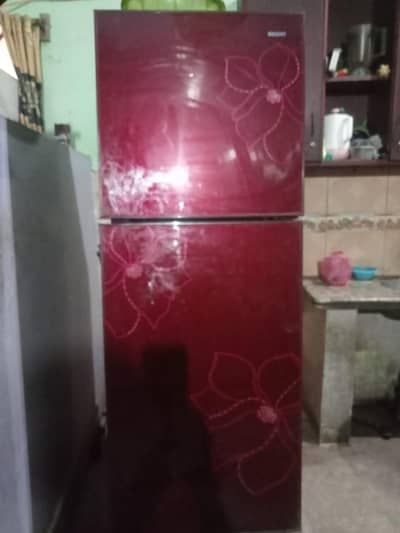 red colour gilas door, and cooling system good