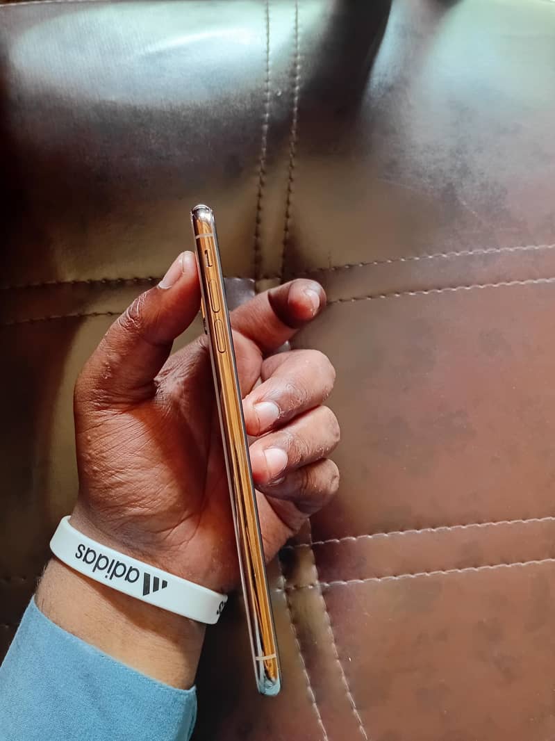 Apple iPhone XS Max 4