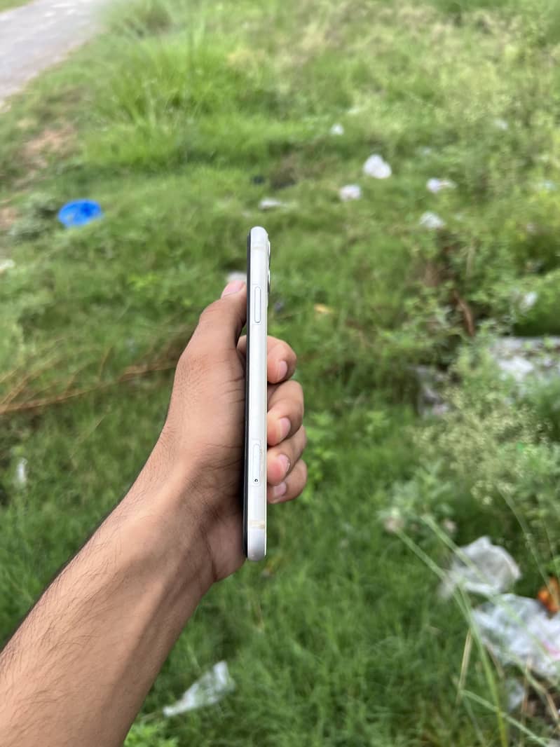 Apple iPhone 11 4