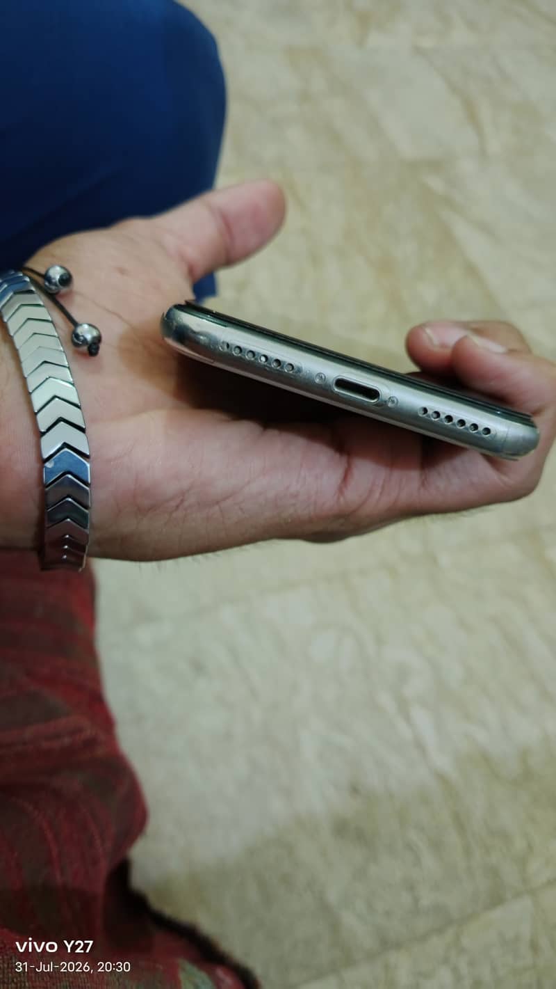 Apple iPhone X 4