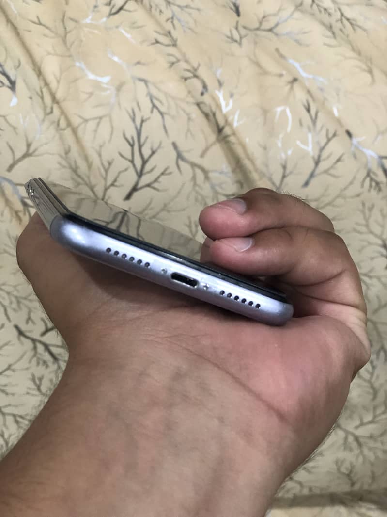 Apple iPhone 11 4