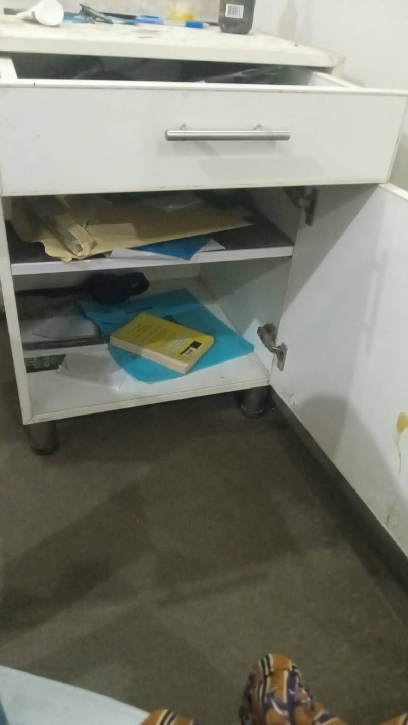 Cabinet 0