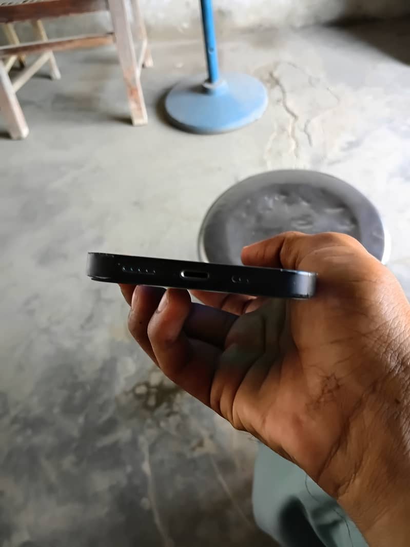 Apple iPhone 12 4