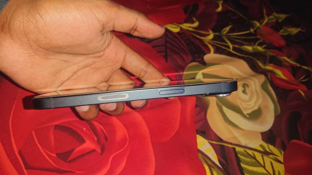 Apple iPhone 13 5