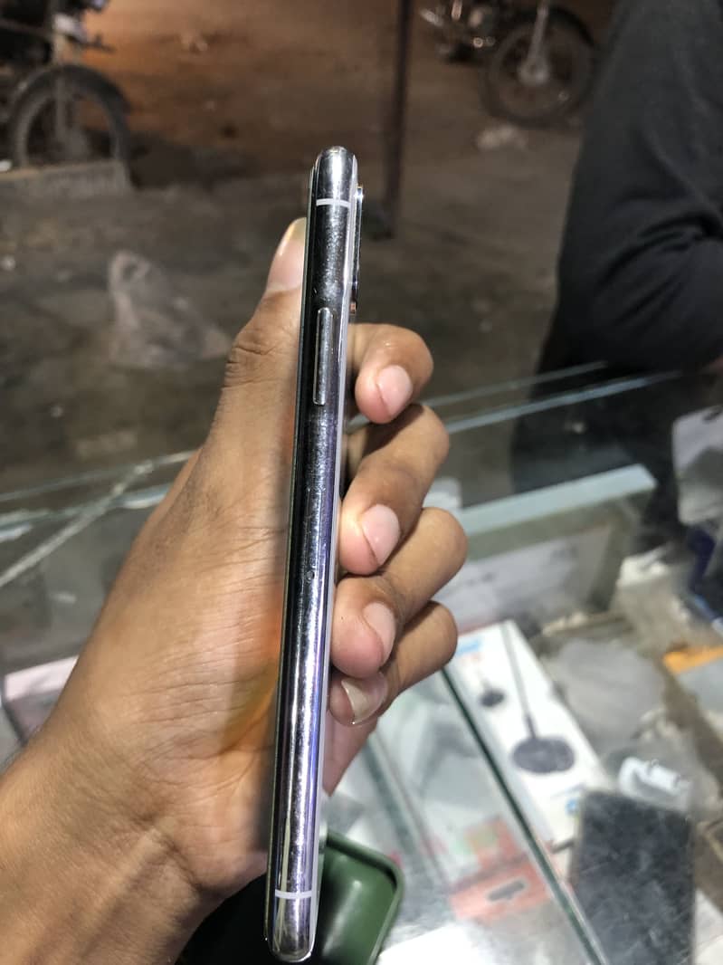 Apple iPhone X 4