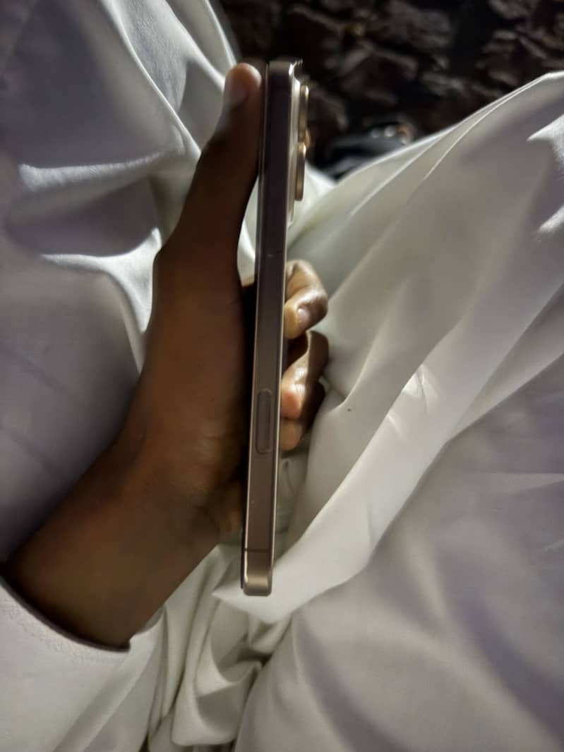 Apple iPhone 16 Pro Max 1