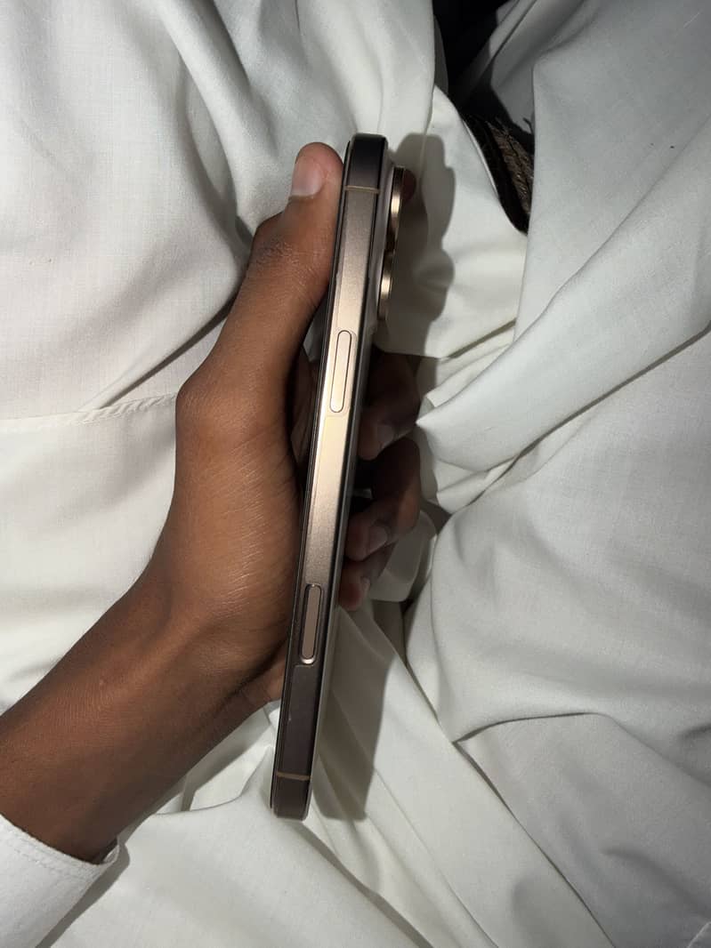 Apple iPhone 16 Pro Max 4