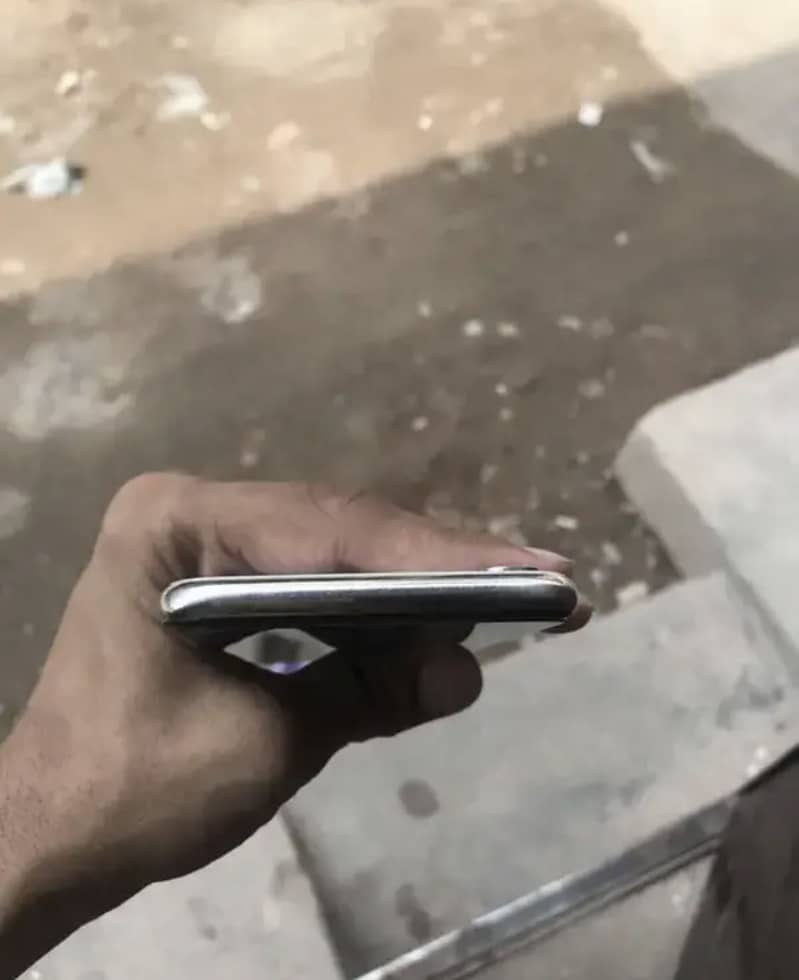 Apple iPhone X 4