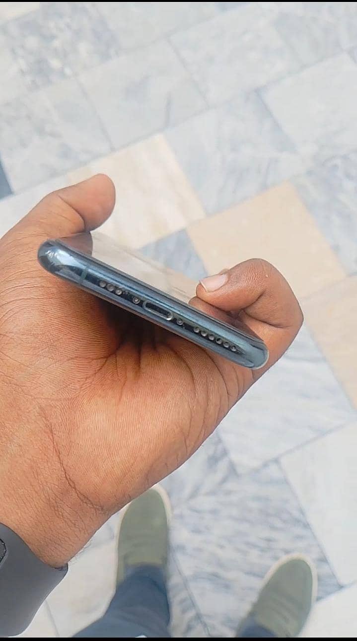 Apple iPhone 11 Pro 4