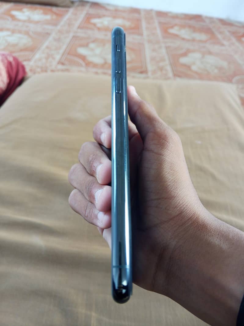 Apple iPhone 11 Pro Max 2