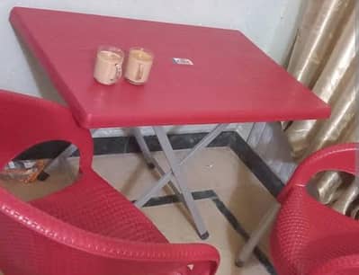 chairs aur table plastic achay Wala