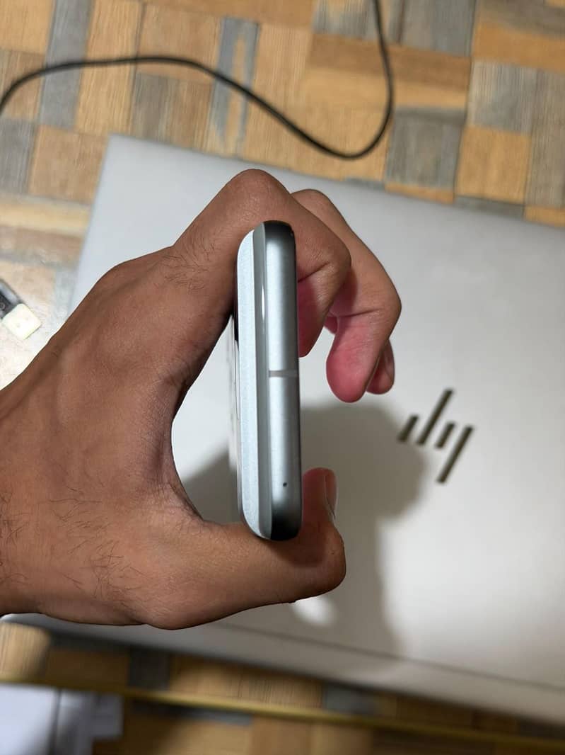 Google Pixel 8 4