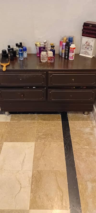Dressing table with Mirror