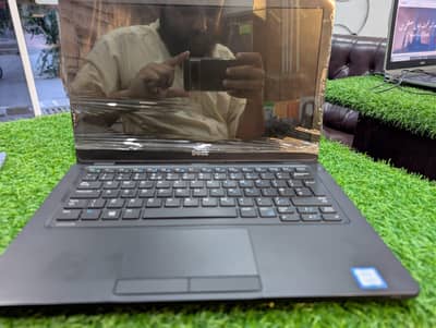 Dell : Display: 12.5 HD Compact screen . . . . . . condition 10/10