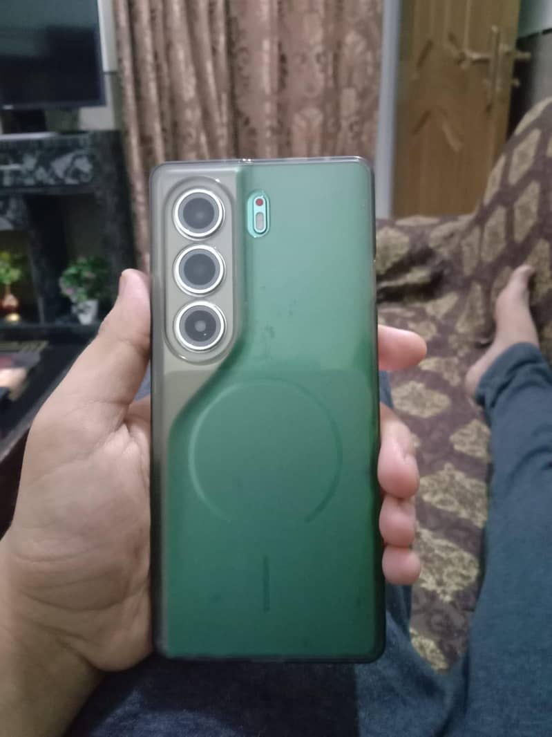 Tecno CAMON 40 Pro 1