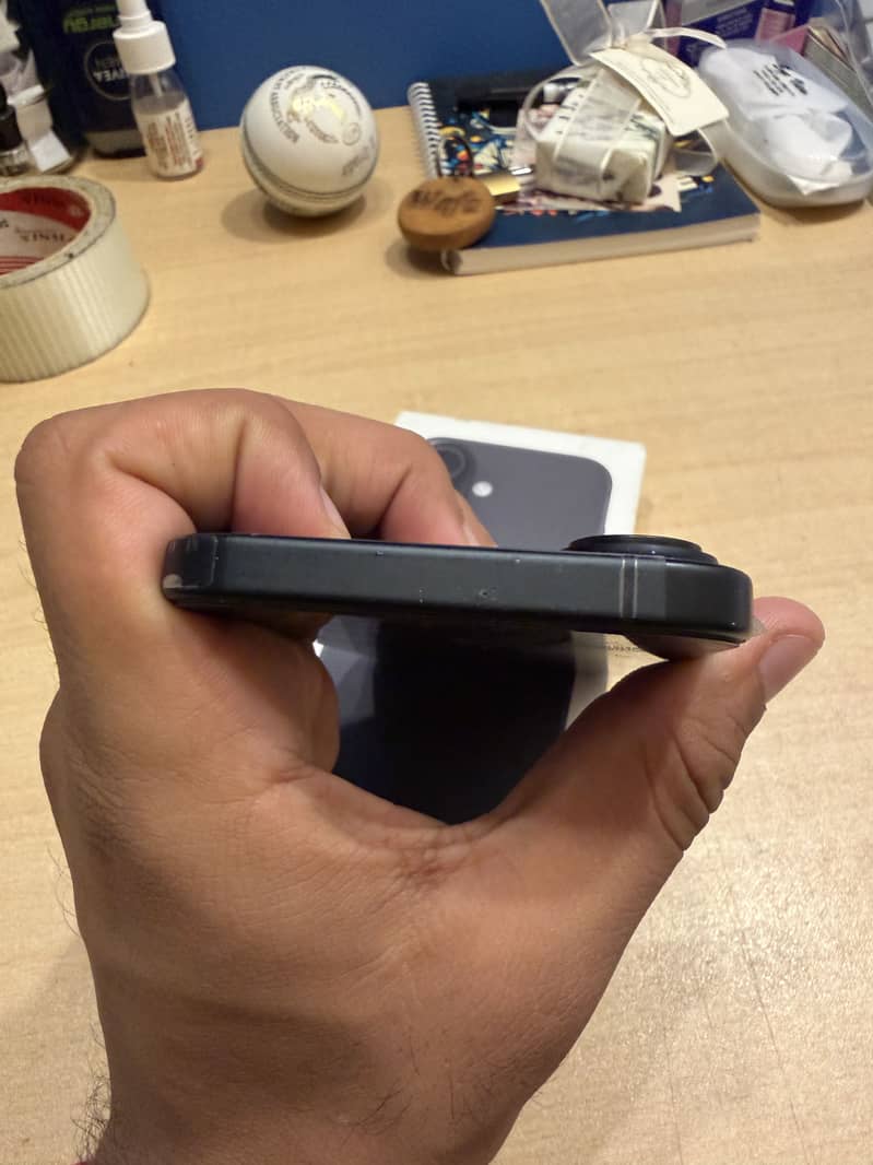 Apple iPhone 16 4