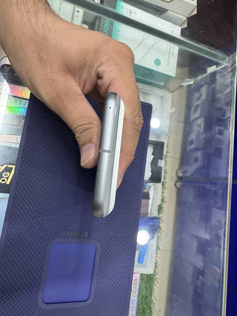 Google Pixel 8 4