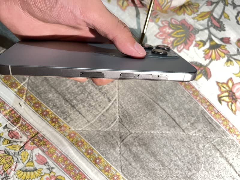 Apple iPhone 16 Pro Max 1
