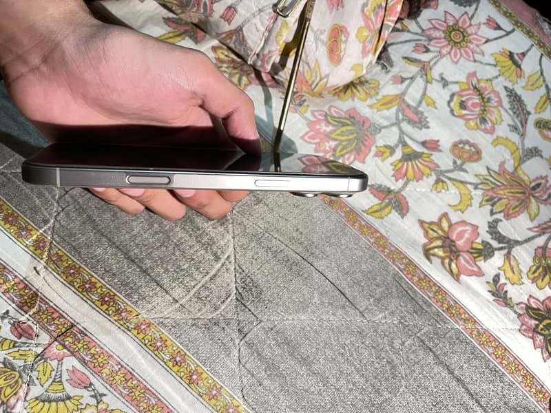 Apple iPhone 16 Pro Max 4