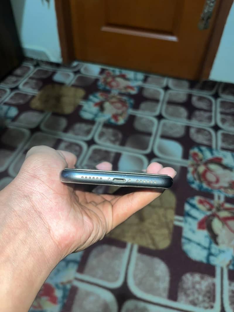 Apple iPhone 11 4