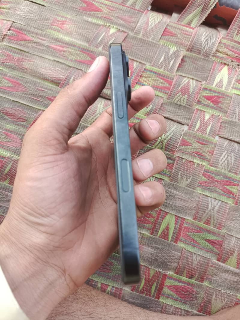 Iphone 16 pro 4