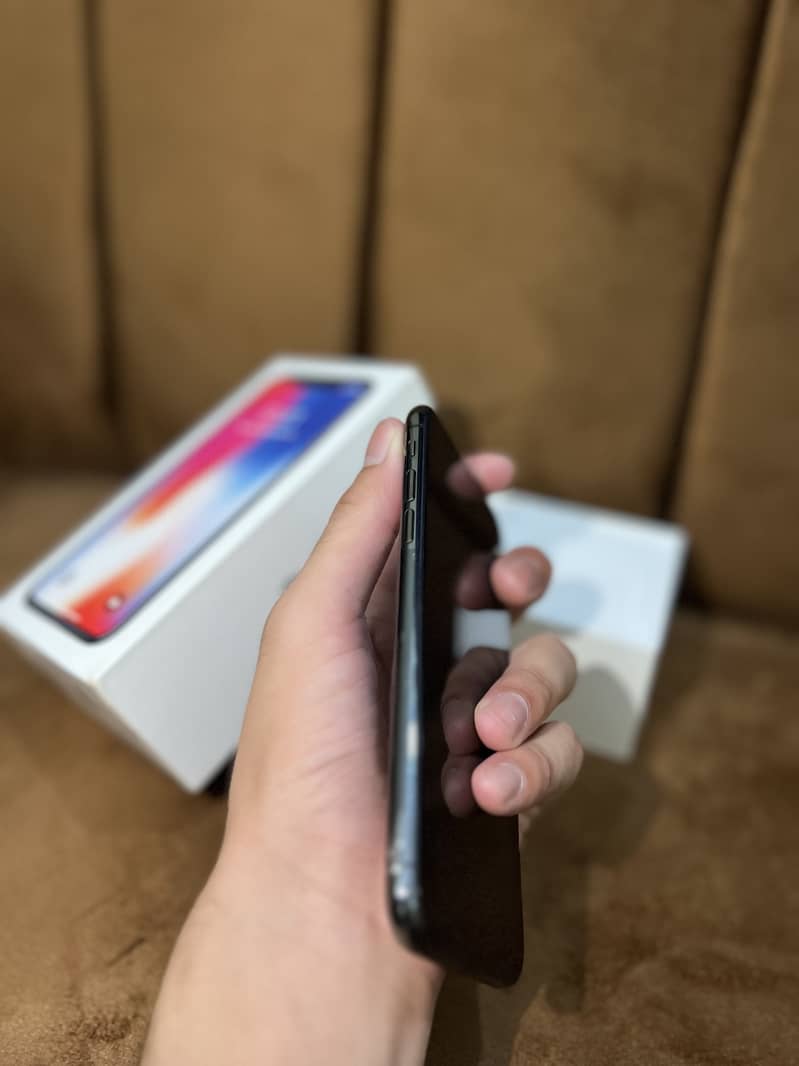 Apple iPhone X 4