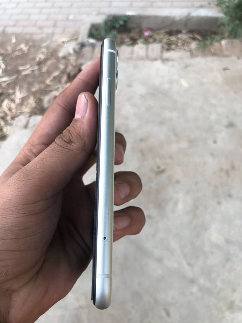 Apple iPhone 11 4