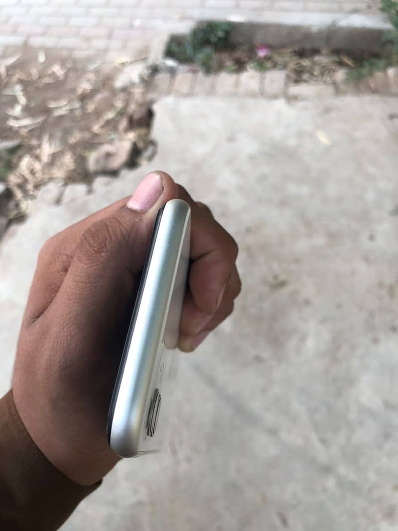 Apple iPhone 11 8