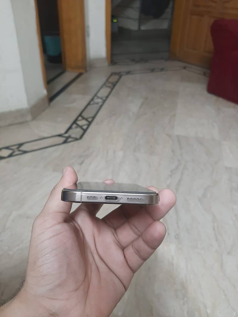 Apple iPhone 16 Pro 1