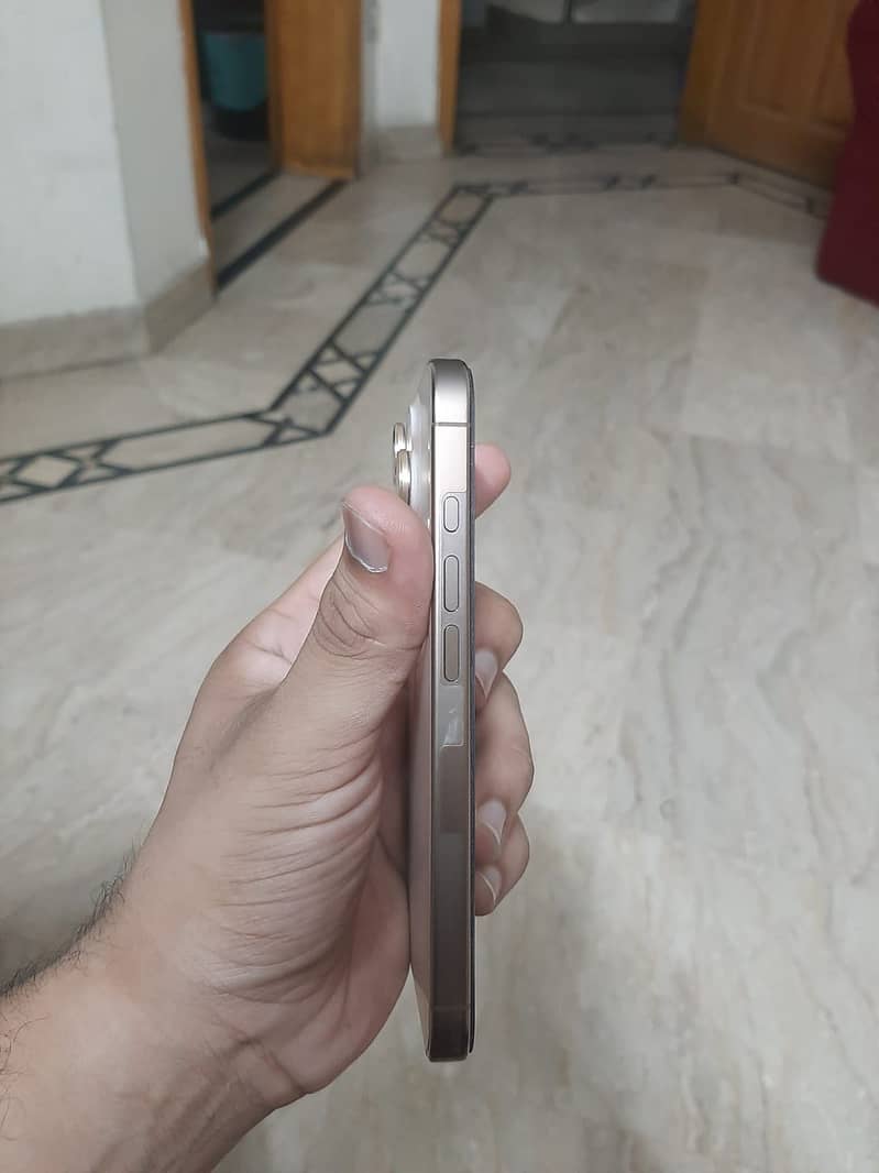 Apple iPhone 16 Pro 4