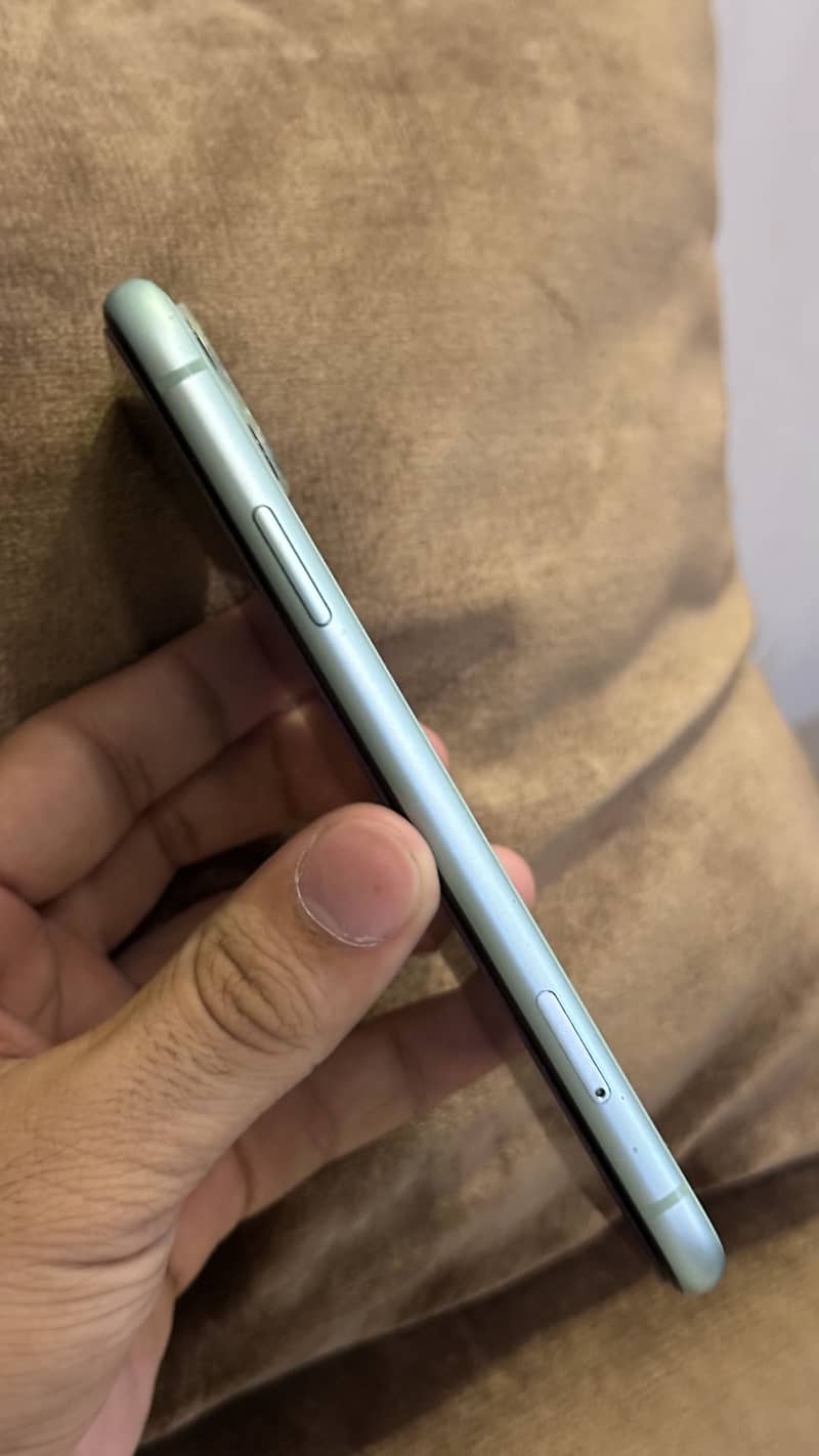 Apple iPhone 11 4