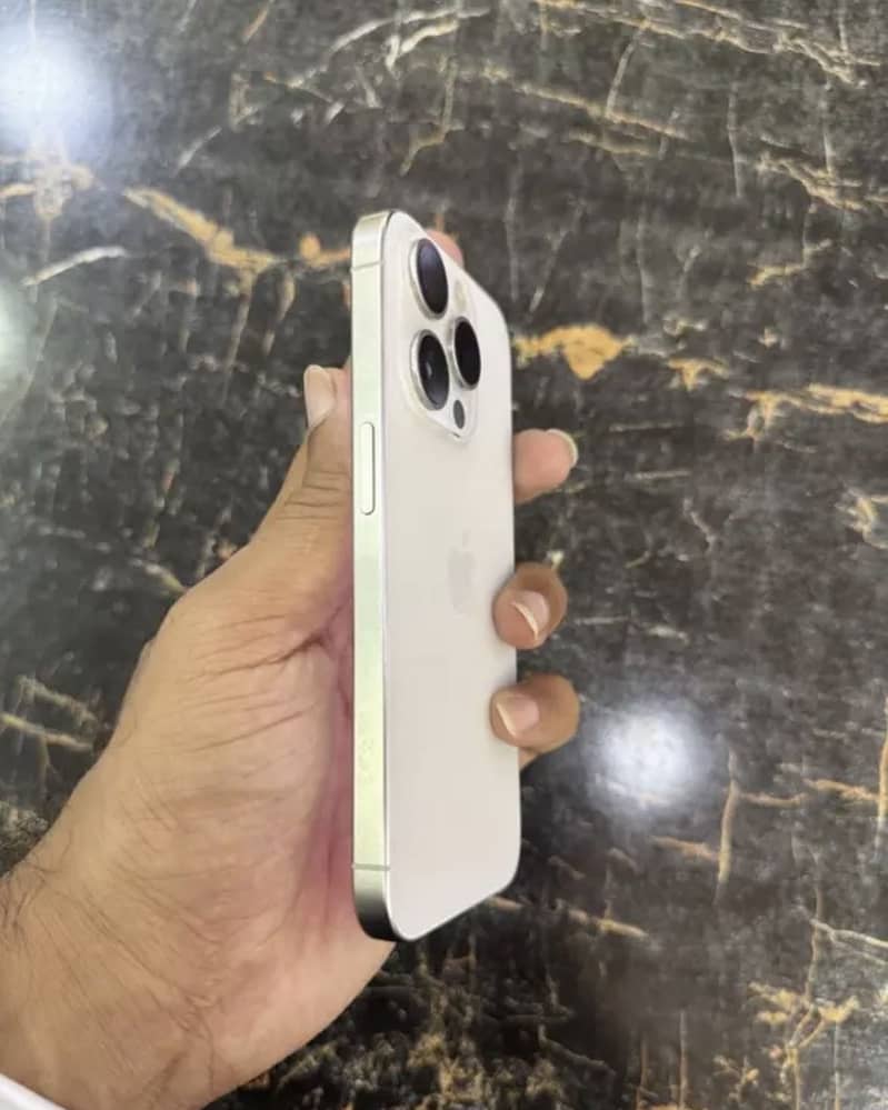 Apple iPhone 15 Pro 2