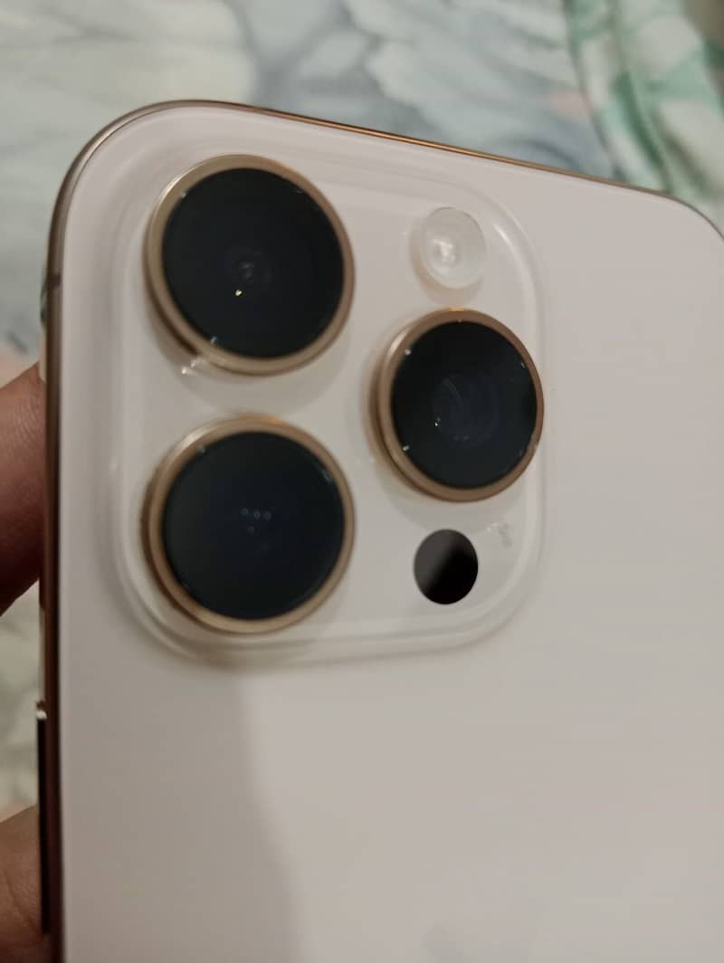 Apple iPhone 16 Pro 2
