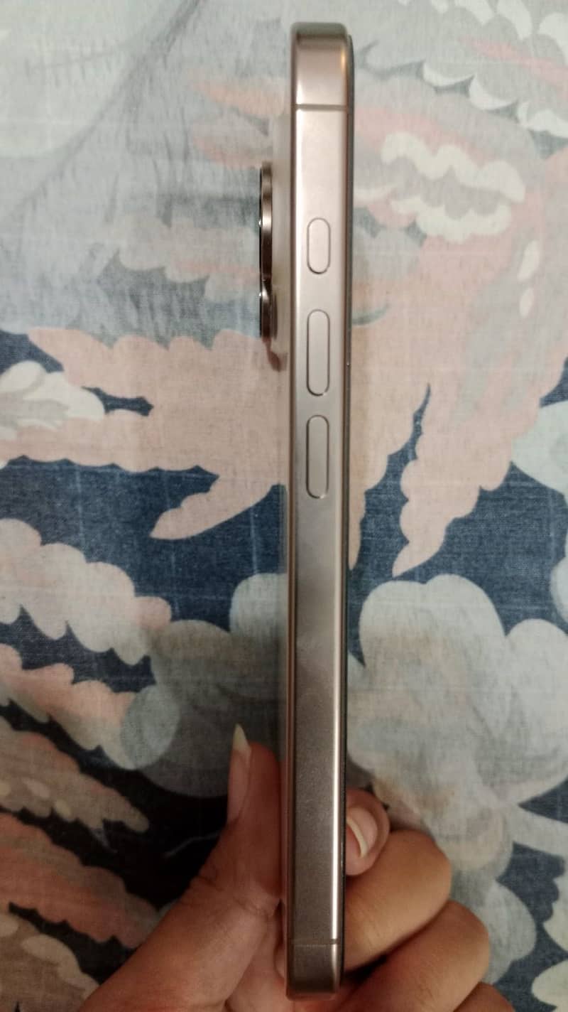 Apple iPhone 16 Pro 3